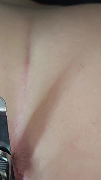 내 배다른 여동생이 그녀의 보지를 스펙털로 열어 내가 그녀를 임신할 수 있도록