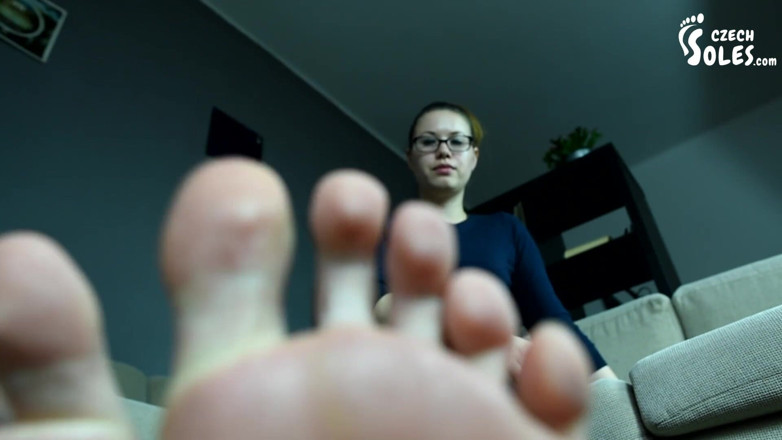 Czech Soles - foot fetish content: Giantess Szklane więzienie dla jej małego niewolnika stóp