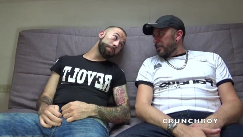 Kinky Bareback Boys: Angl Garcia renato'nun büyük yarağıyla çıplak sikiliyor