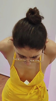 Ohromující brunetka sexy zástěra Fetish Ballgagged tape bondage