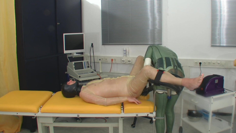 Rubber & Clinic Studio - 1ATOYS: Scopa kinky in macchina in gomma sul gynchair
