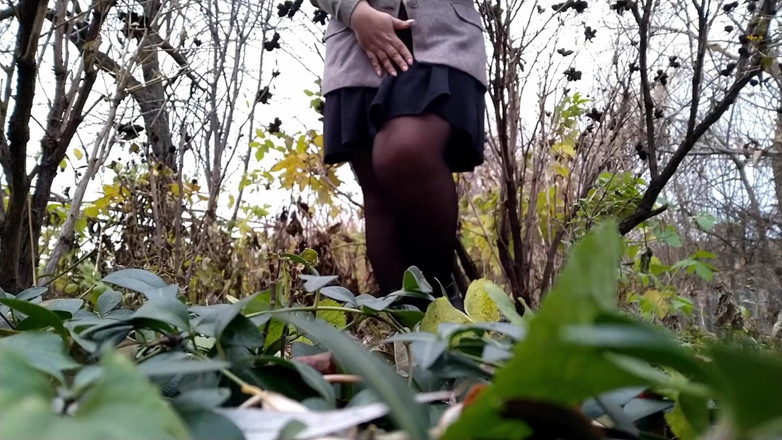 OurFetishLife: Зрелая милфа в колготках писает, пока она на корточках