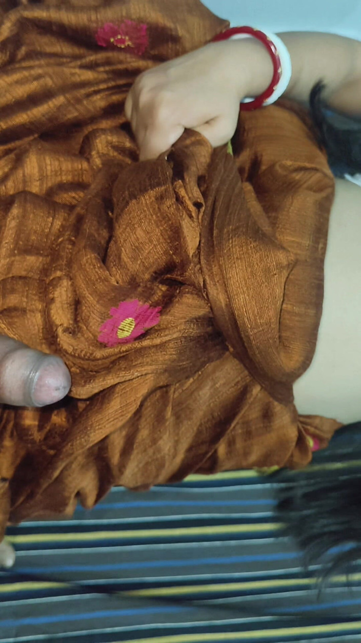 Playboy rahul: Горячая индийская бхабхи занимается сексом с ее старым другом-студентом и делает ему отличный минет.