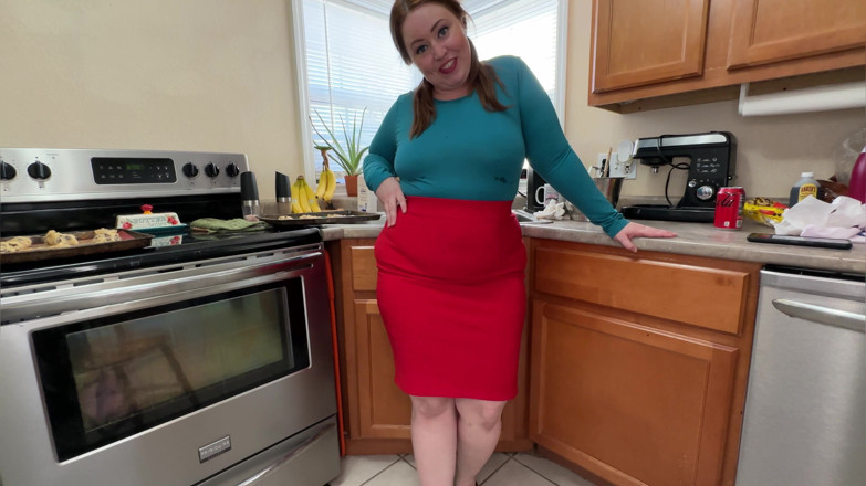KinkyKatie: Grandota MILF Pervertida Katie Cosplays La Mamá De Cartman Tomando...