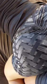 Ma demi-sœur au cul rebondi en short moulant m’a fait jouir deux fois