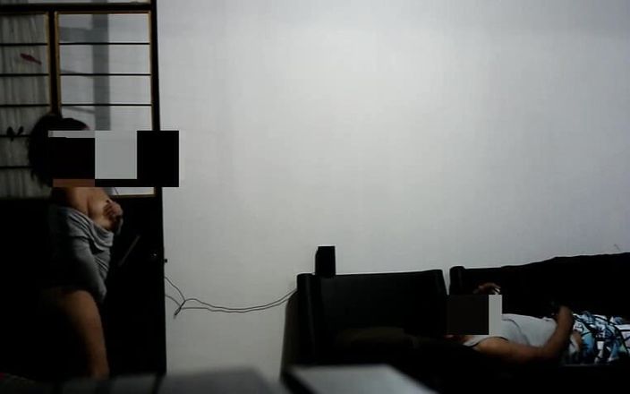 Katerine: Üvey erkek kardeşim oturma odasında instagram ile dokunuyor