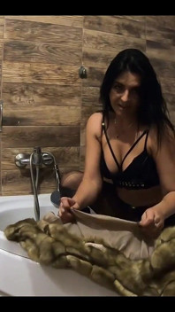 Milfycalla - pisse joue dans la baignoire avec un manteau de fourrure et des collants
