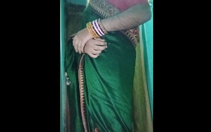 Gauri Sissy: Indischer schwuler transvestit gaurisissy in grünem sari, drückt ihre großen...