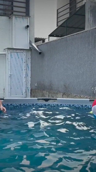 Drei Männer sexy Freundin nach einer Poolparty – sie liebt es, wenn ihr Sperma über das Gesicht tropft