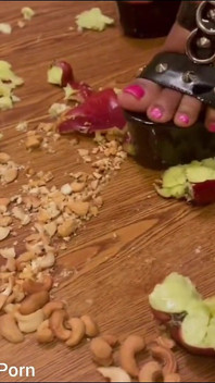 Pisciare schiacciando la frutta con i miei tacchi alti