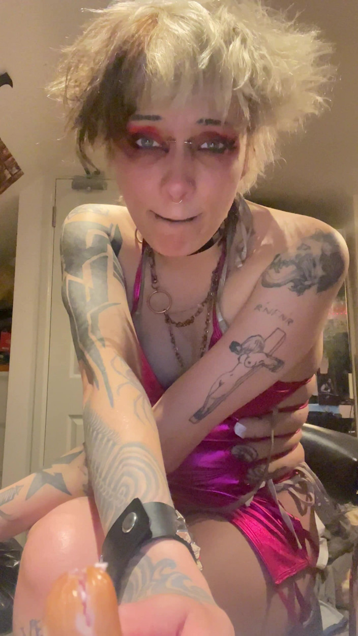 Glitterqueen1999: Người bạn Goth ở lại bắt gặp bạn sục cu và...