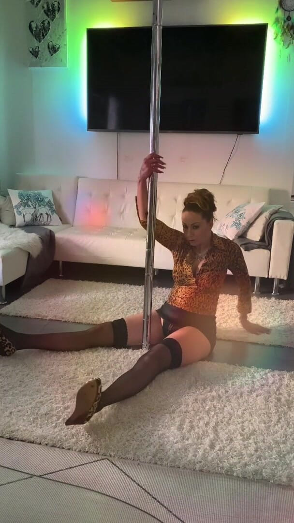 BambiAmbita: Bambiambitas JOI con pole dance e buttplug