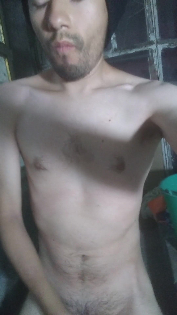 AlejandroFt: Estoy Masturbándose En El Lavadero.