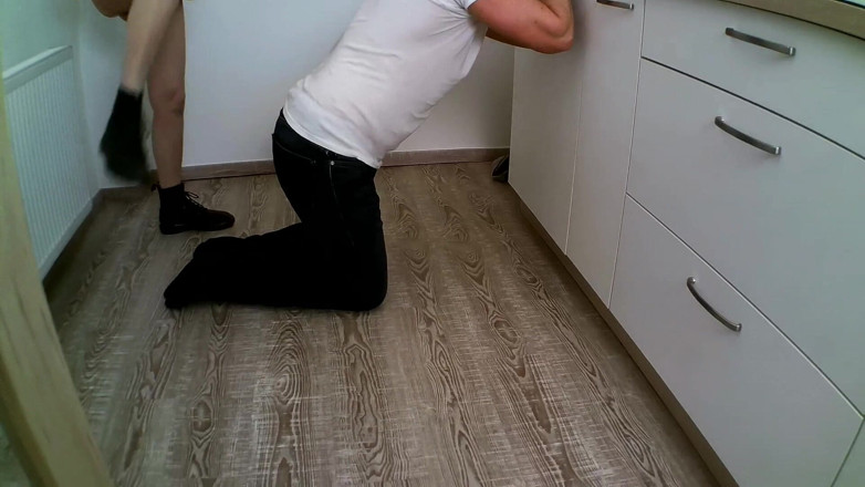 Femdom Austria: Brunett handbojor och sparkar slav