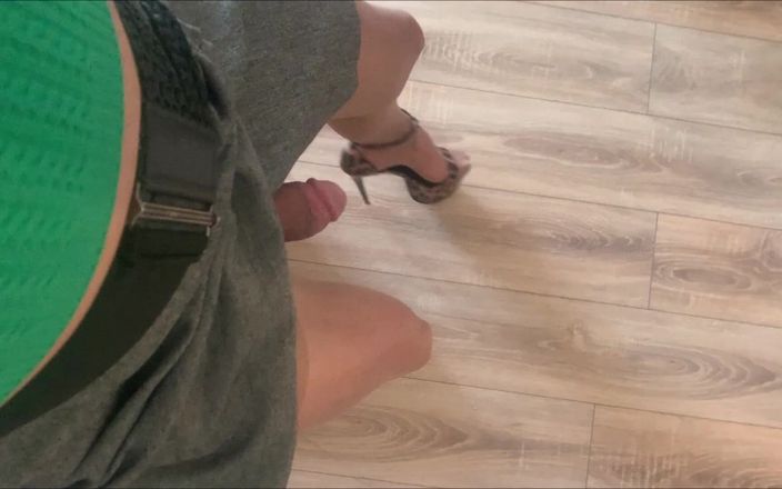 cd_aysemmm: मुझे लगता है कि मेरी स्कूल स्कर्ट बहुत छोटी है