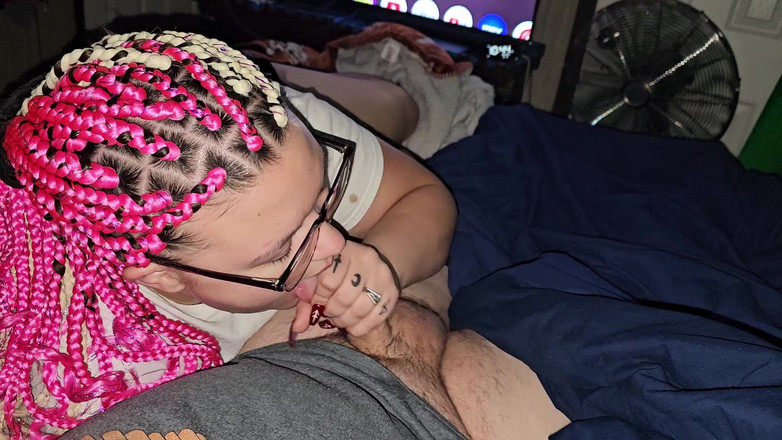 Funhousewife69: Cewek cantik ini lagi asik nyepong kontol sampai matanya merembung