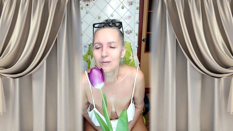 Lukerya: Het hemmafru Lukerya flörtar online och visar upp sina aptitretande...