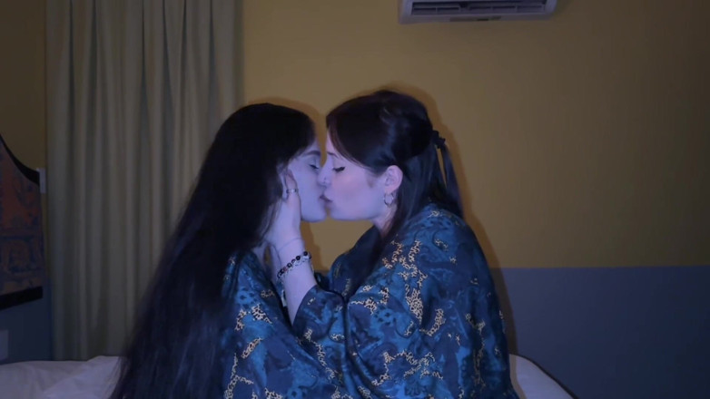 LuchCrush: Compilație sălbatică de orgasme și săruturi lesbiene