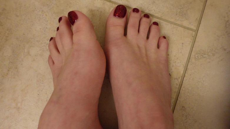 Deanna deadly: Une nouvelle pédicure rapide exhibe ses ongles rouges scintillants