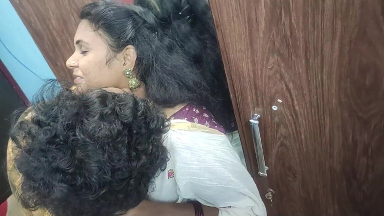 Vaigavarun45: ถอดสาฬีเคราลา ดูดนม เลียหี เย็ดแรง คู่สามีภรรยาเดซีอินเดีย