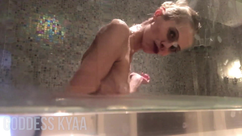 Kyaa Chimera: Вуайерист в душе отеля