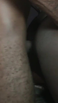 Kontol kecil hitam menyetubuhi memek besar begitu keras