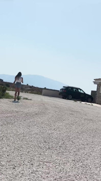 Talia își udă blugii și chiloții într-o plimbare de după-amiază