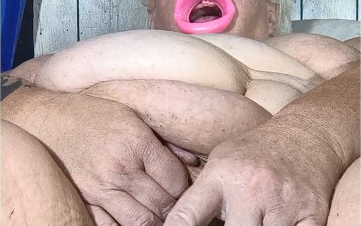 HerculesnVENUS: Octopus Fucking in Her Trailer Trash Pussy She's Pumping