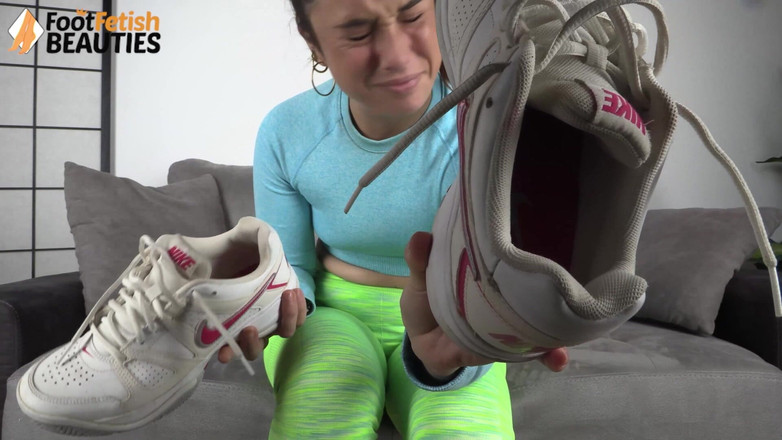 Foot Fetish HD: Diva traviesa se quita la parte superior antes de dejar...