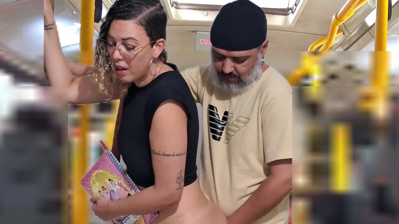 Gabi SweetCouplesStories: Studentă curvă are parte de ejaculare în autobuz
