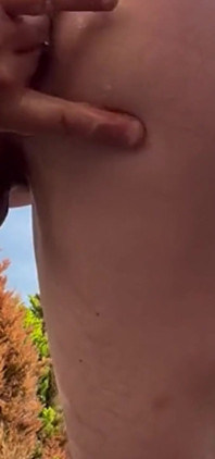 Auto-futai cu pumnul afară