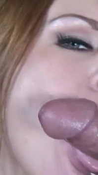 Jaylyn Rose é uma loira de olhos azuis com peitos enormes, uma puta pornô peituda interessada em provar suas habilidades de engolir porra