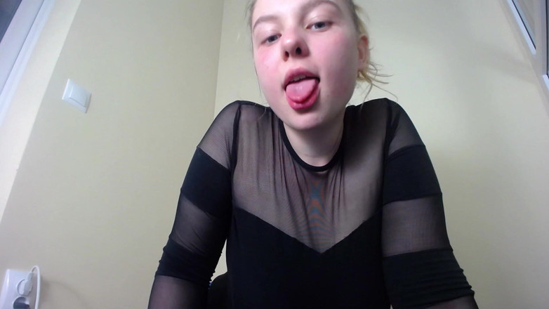 JuiceLussie: 巨大なディルドをトゥワークしてしゃぶる