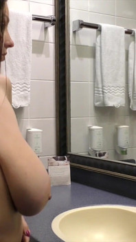 Enormes seios naturais Amanda Talia saltando