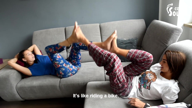 Czech Soles - foot fetish content: เปรียบเทียบเท้าใหญ่กับเท้าเล็กโชว์สุดเสียว