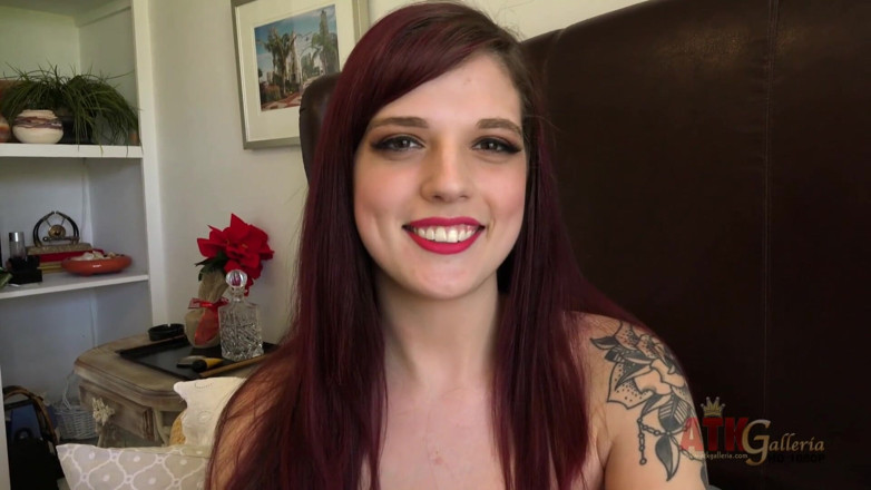 ATK Fans (Solo): Scarlett Mae zeigt, wie sie während des interviews ihre muschi...