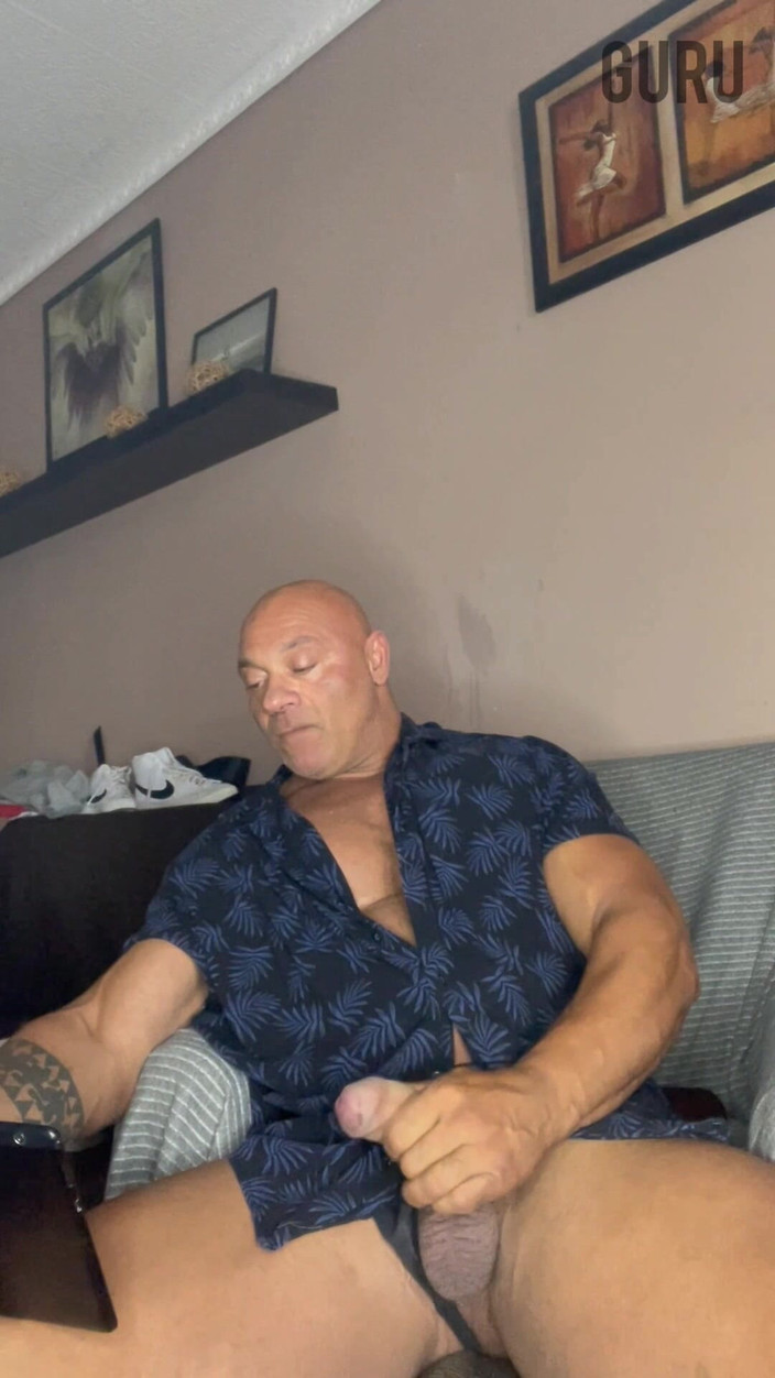 Mr. Guru: Mr Guru Bodybuilding Daddy Wank at Home