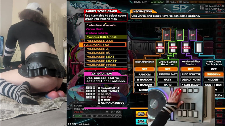 Rainbow Femboy: Фембой Raine скачет на игрушках, играя с Beatmania IIdx