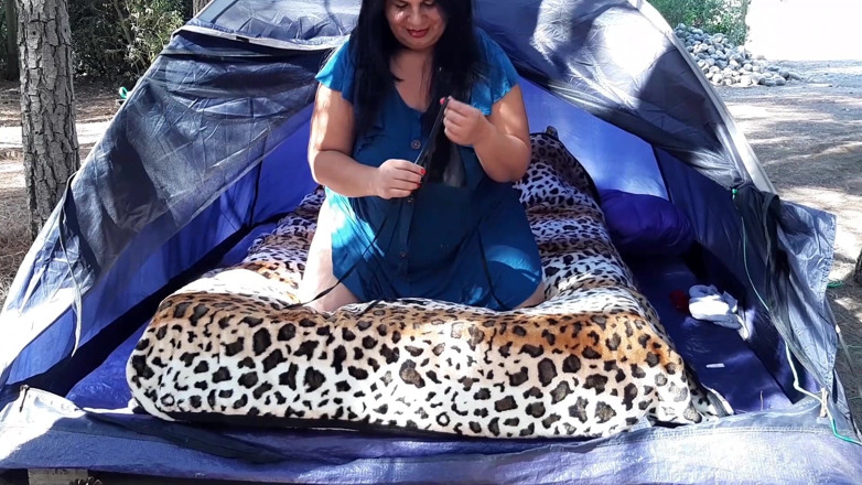 Riderqueen: Grandota mamá mostrando ropa interior en campamento de verano