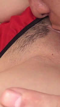 Dos chicos comen y miman a una japonesa tetona con coño peludo