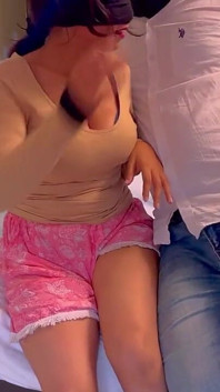 Çıplak Hintli kız evde yalnızken erkek arkadaşını arıyor ve Hintçe sesli edepsiz konuşmayla sert seks yapıyor