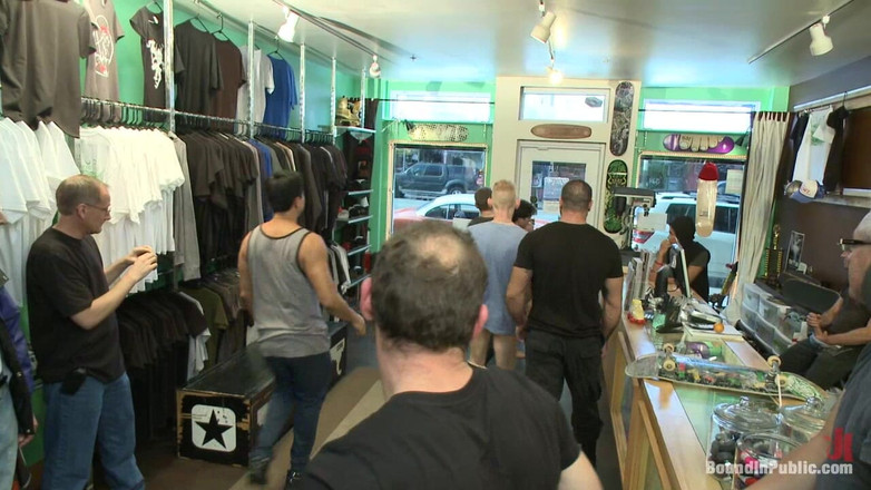 Bound in public: Возбужденная толпа прыгает на порванного ебаря в скейт-магазине