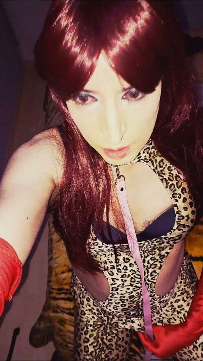 Tammy sissy slave: Golden Shower für Closet-Shemale