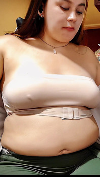 Nicole Gordinha enchendo a barriga com arrotos