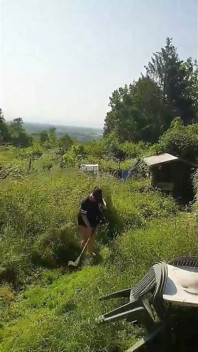 Największa dziwka w Alzacja pokazuje jej tyłek na ulicy C przed przechodniami