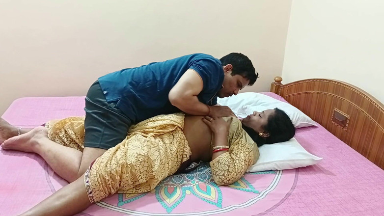 Popmini: bhaartiy seksi vivaahit bhaabhi romantik land chusaee aur saari men...