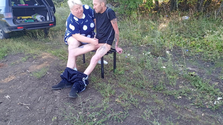 Zona901: La matrigna in un parco mi masturba il cazzo fino...