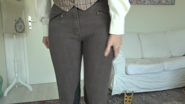 Lady Victoria Valente: Ajuste de botas para un traje de equitación, Lady Victoria...