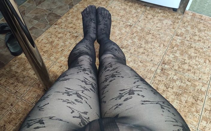 Pantyhose Cumming Studio: Üvey kız kardeşimin güzel siyah külotlu çorabına büyük yarağımı desenle sürtüyorum