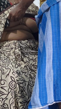 Enquanto minha madrasta estava bebendo água, eu fui lá, puxei seu sari, e fiz sexo com ela.